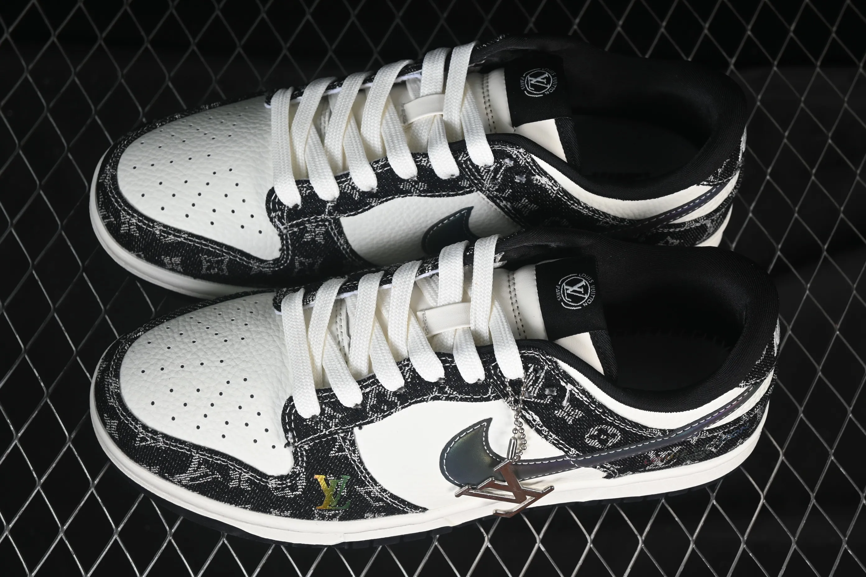 All categories Nk SB Dunk Series Nk SB Dunk Low High-end customized low-top sneakers Nike SB Dunk Low LV co-branded black laser gradient Anniversary high-end customized low-top casual sneakers SC0601-451